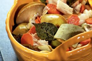 Салат из свежих овощей «Ассорти» на зиму Салат ассорти - из зрелых помидоров, сочного болгарского перца, хрустящих огурцов, репчатого лука